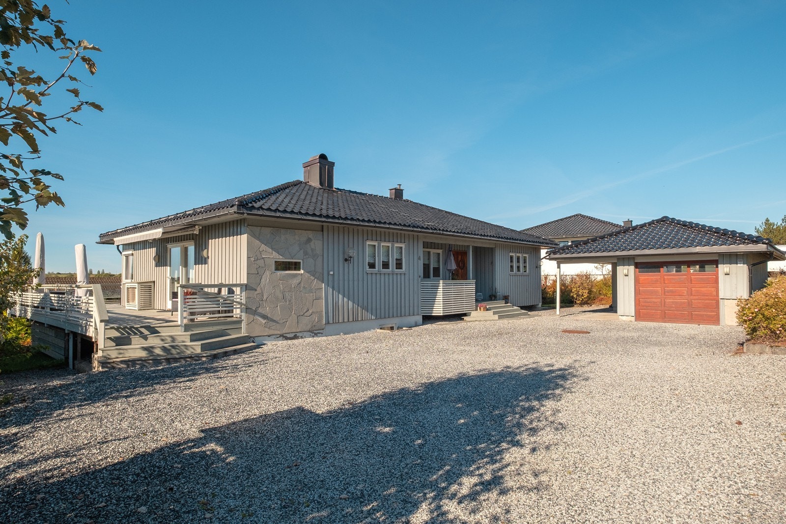 Eiendommen kan også skilte med velstelt hage - samt garasje og carport. Galleribilde