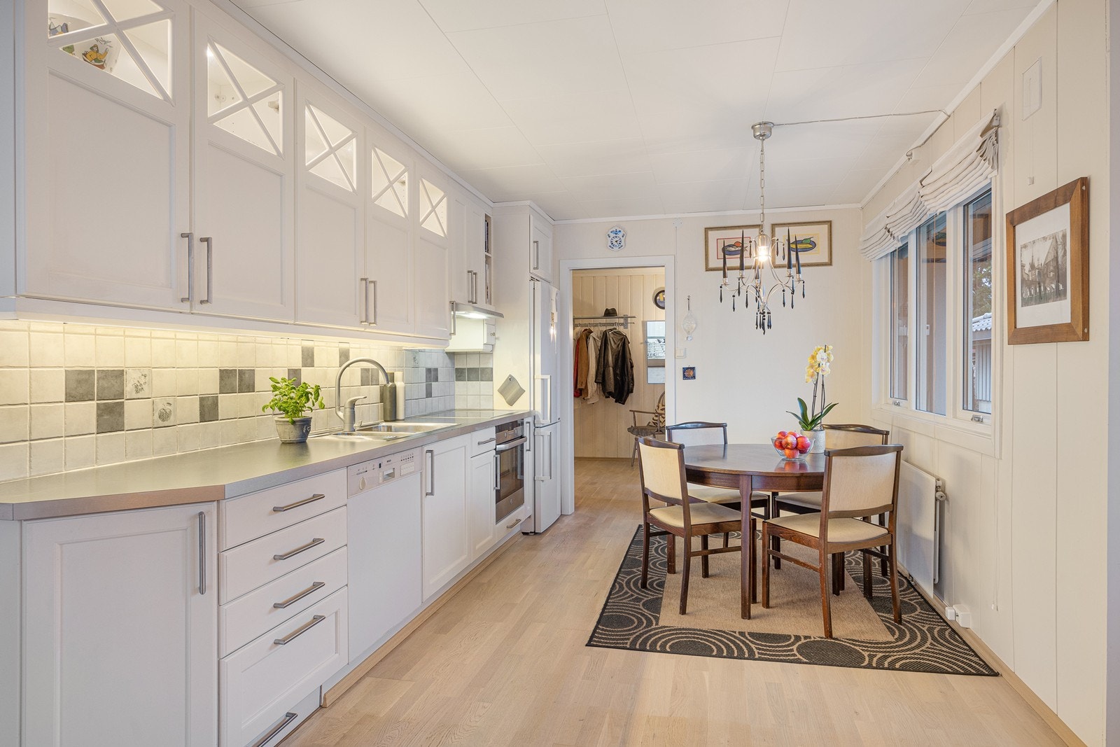 Kjøkkenet har en klassisk og tidløs stil i hvit utførelse. Galleribilde