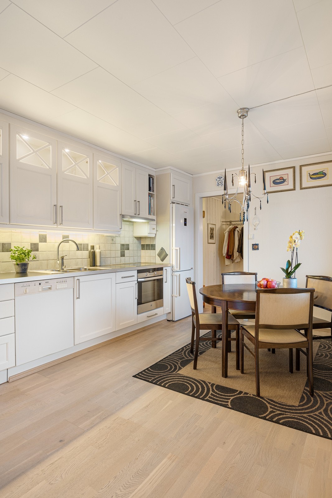 I kjøkkensonen er det etablert en hyggelig spiseplass. Galleribilde