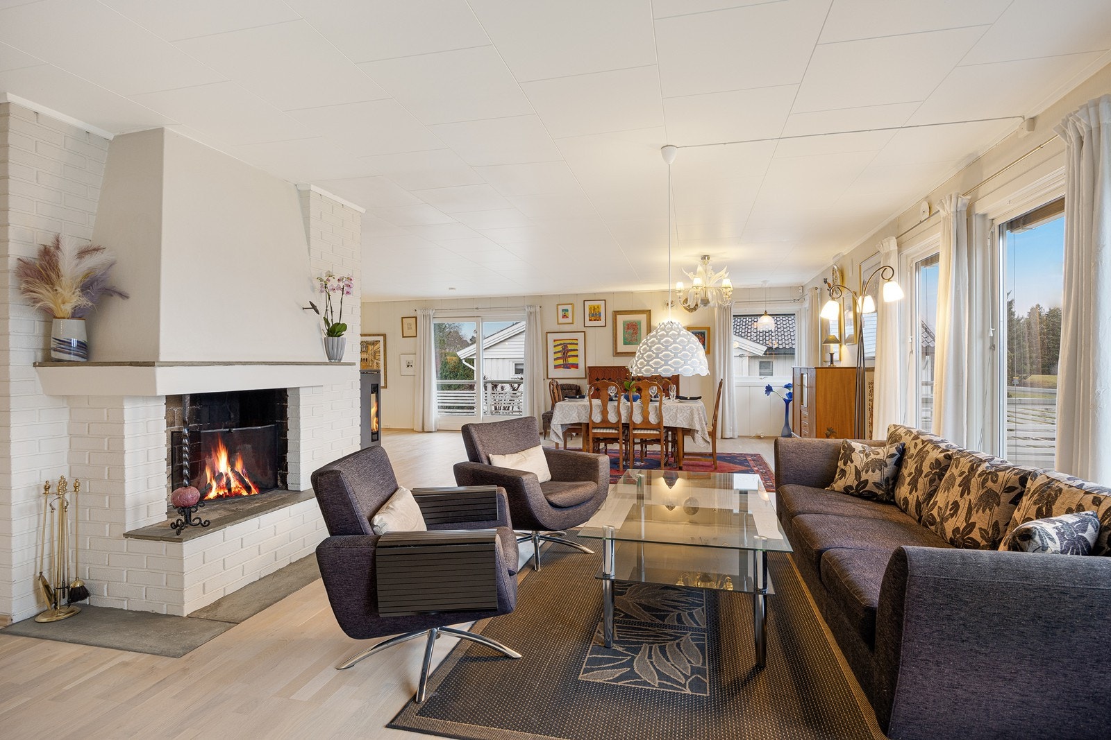 I tillegg til den moderne peisovnen er det i stuen også en oppmurt, åpen peis. Galleribilde