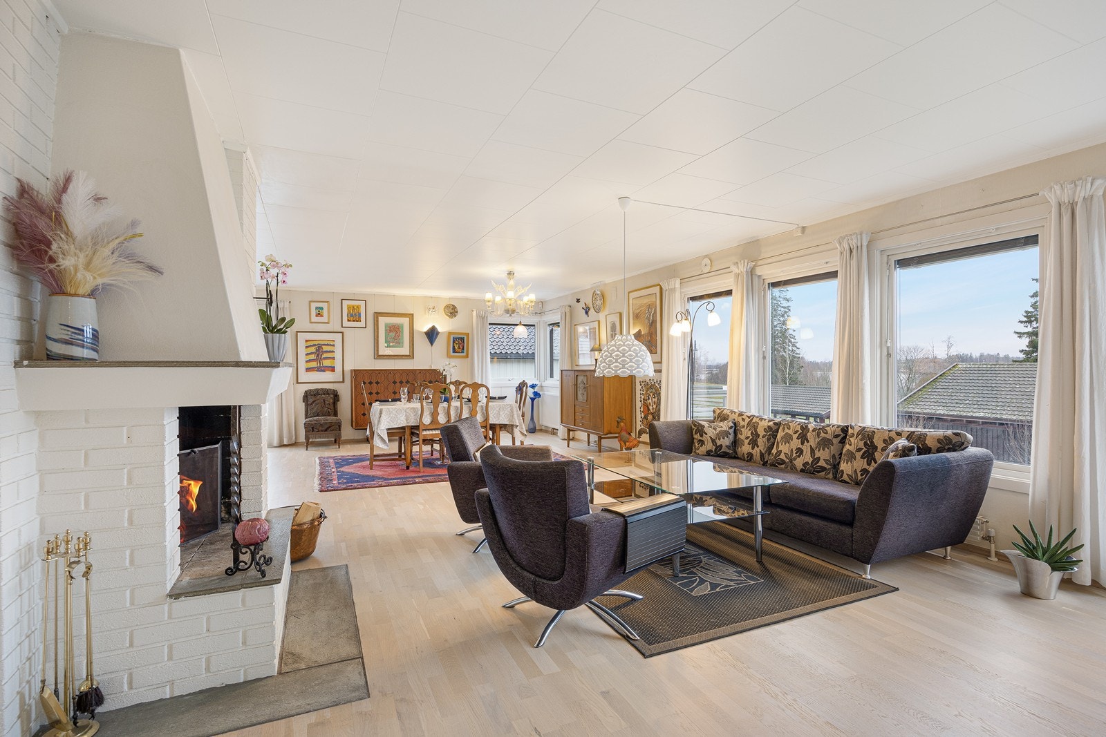 Store vindusflater sørger for rikelig med naturlig lysinnfall. Galleribilde