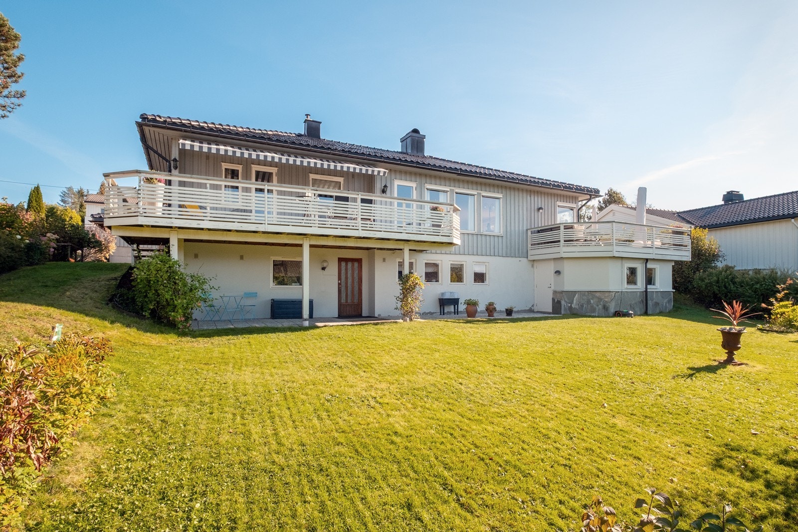 Aktiv Eiendom v/Wenche Roterud har gleden av å presentere Høielia 4 - en innholdsrik og velholdt enebolig med mulighet for hybel i underetasjen. Foto av Exponering v/Svein Michaelsen. Galleribilde