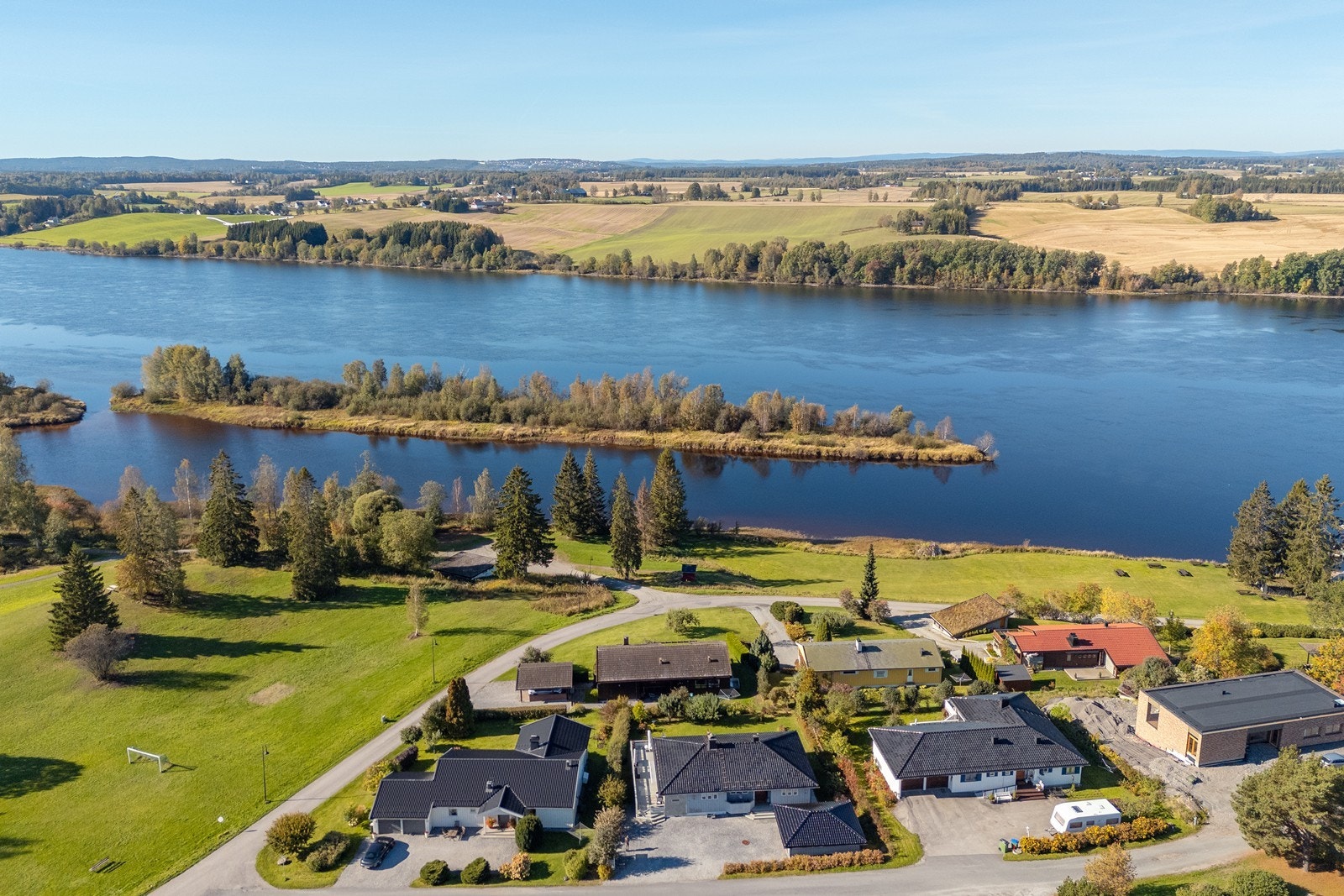 Det er gangavstand til skoler, ishall, svømmehall, idrettsbane, tog- og busstasjon - samt kort vei til sentrum av Årnes. Galleribilde
