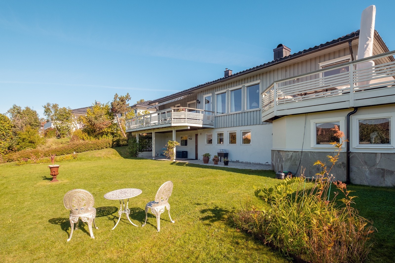 I underetasjen er det også en lys og pen hybelleilighet med egen inngang. Galleribilde