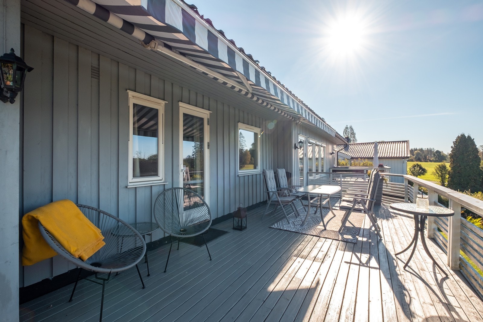 De gode solforholdene kan best nytes på de store verandaene - disse har god plass til flere utegrupper og grill. Galleribilde