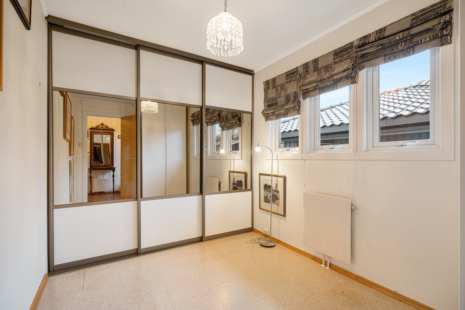 To av soverommene har skyvedørsgarderober. Galleribilde