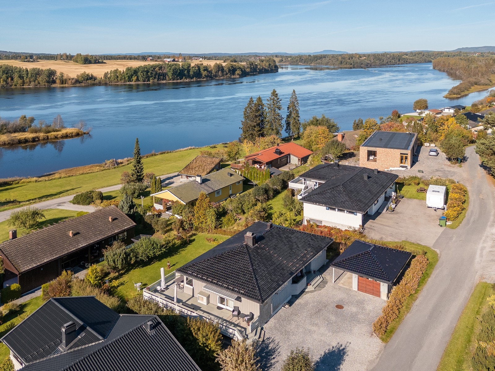 Kun et steinkast unna ligger flotte Glomma. Galleribilde