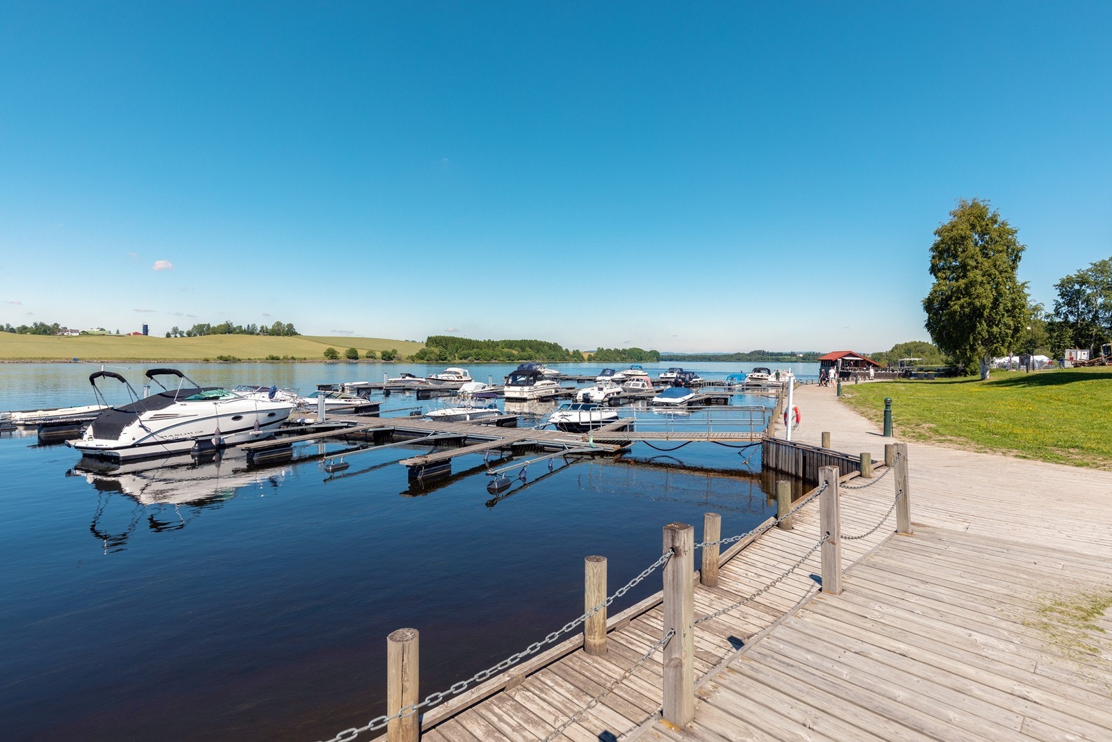 Flott bryggeanlegg ved Årnes, men også andre steder som Veslesjøen, Dragsjøen og Sagstusjøen byr på rikelig med turmuligheter. Galleribilde