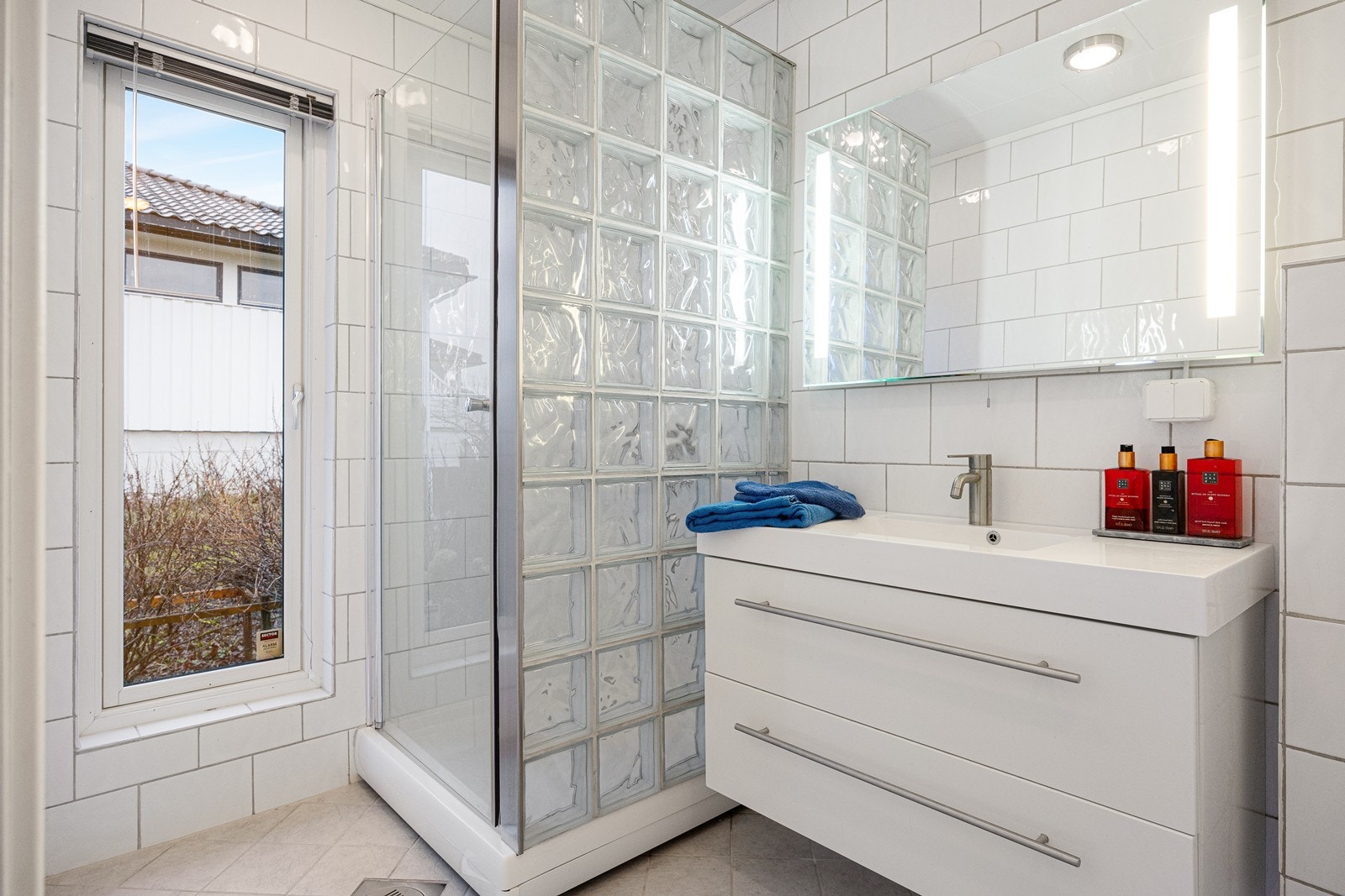 Boligens hoveddel inneholder et bad/wc på hovedplan og et vaskerom i underetasjen. Det helflisede badet har dusjhjørne og lun gulvvarme. Galleribilde