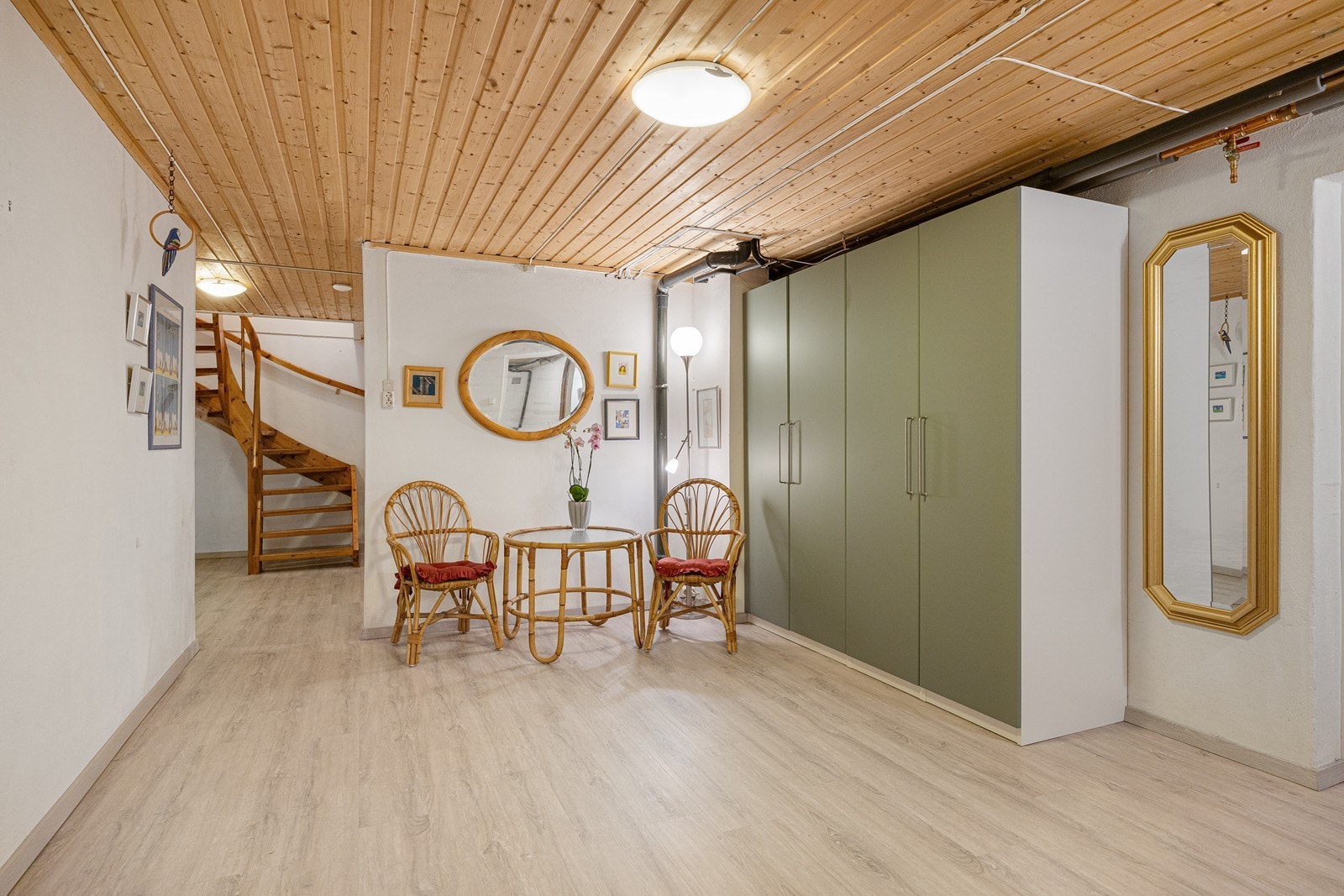 Det er god oppbevaring- og lagringsplass i underetasjen. Galleribilde