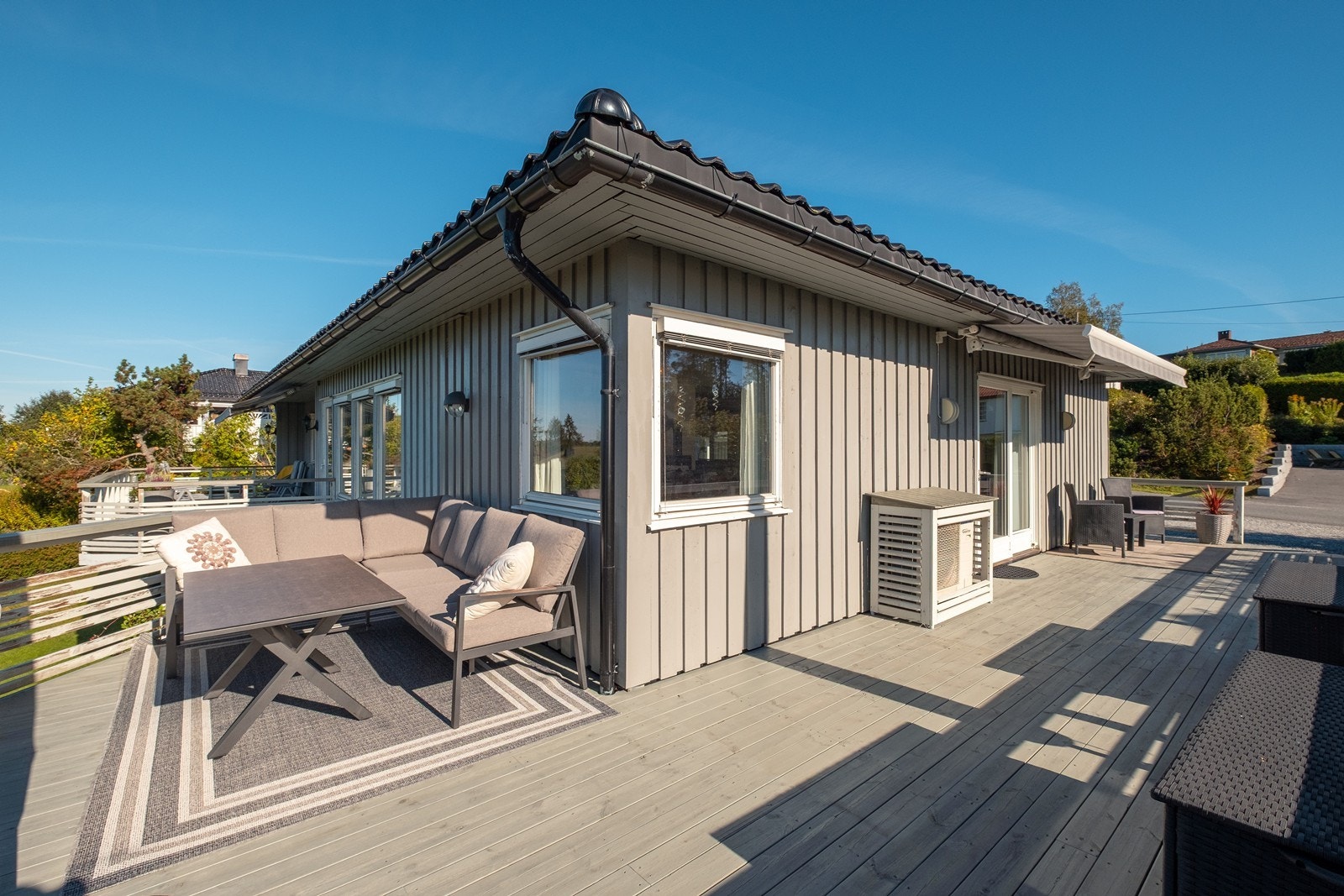 Beliggenheten er populær og barnevennlig og har solrike uteområder på flere sider av boligen. Galleribilde