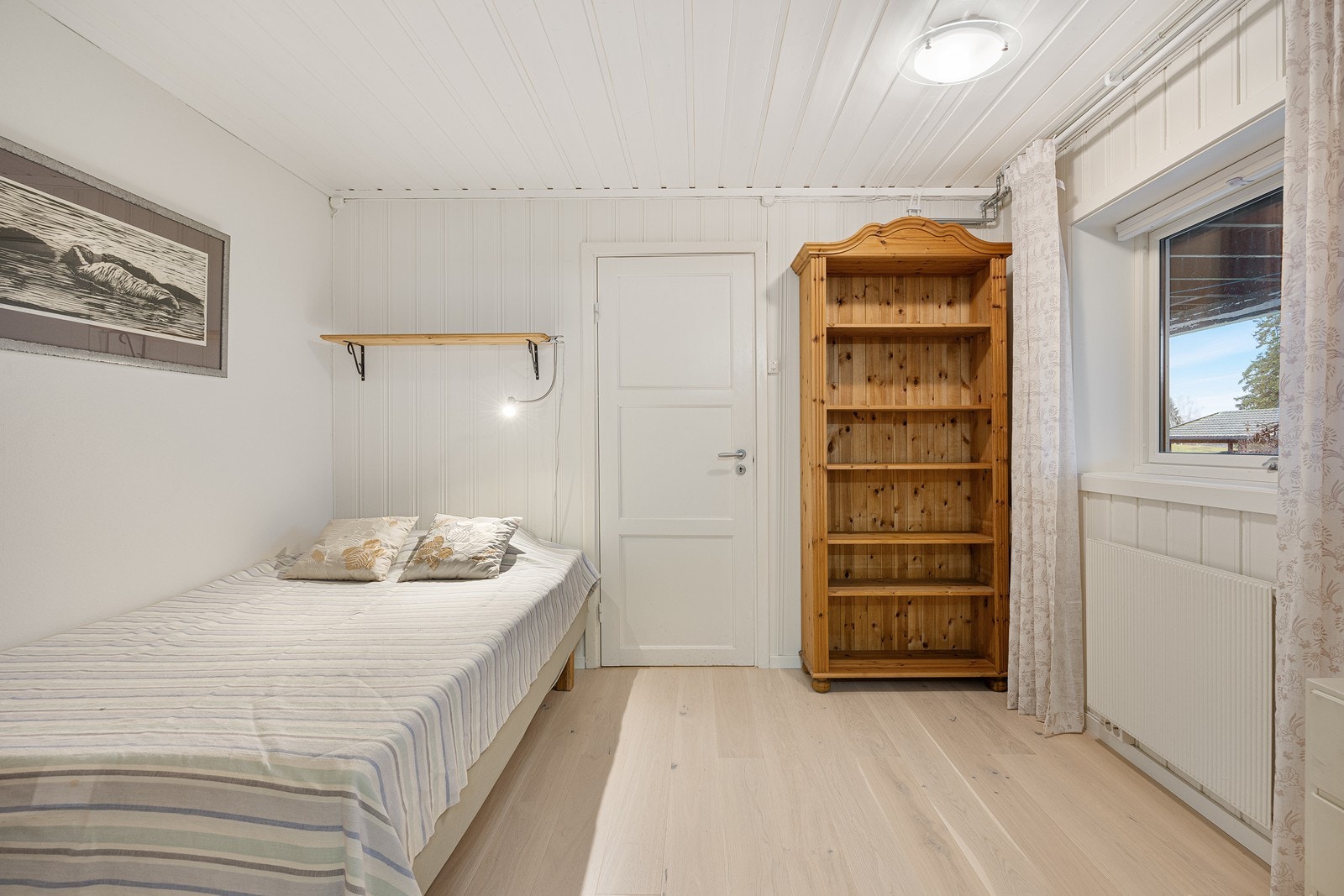 Soverommet er lyst og romslig med plass til seng og oppbevaringsløsning. Galleribilde