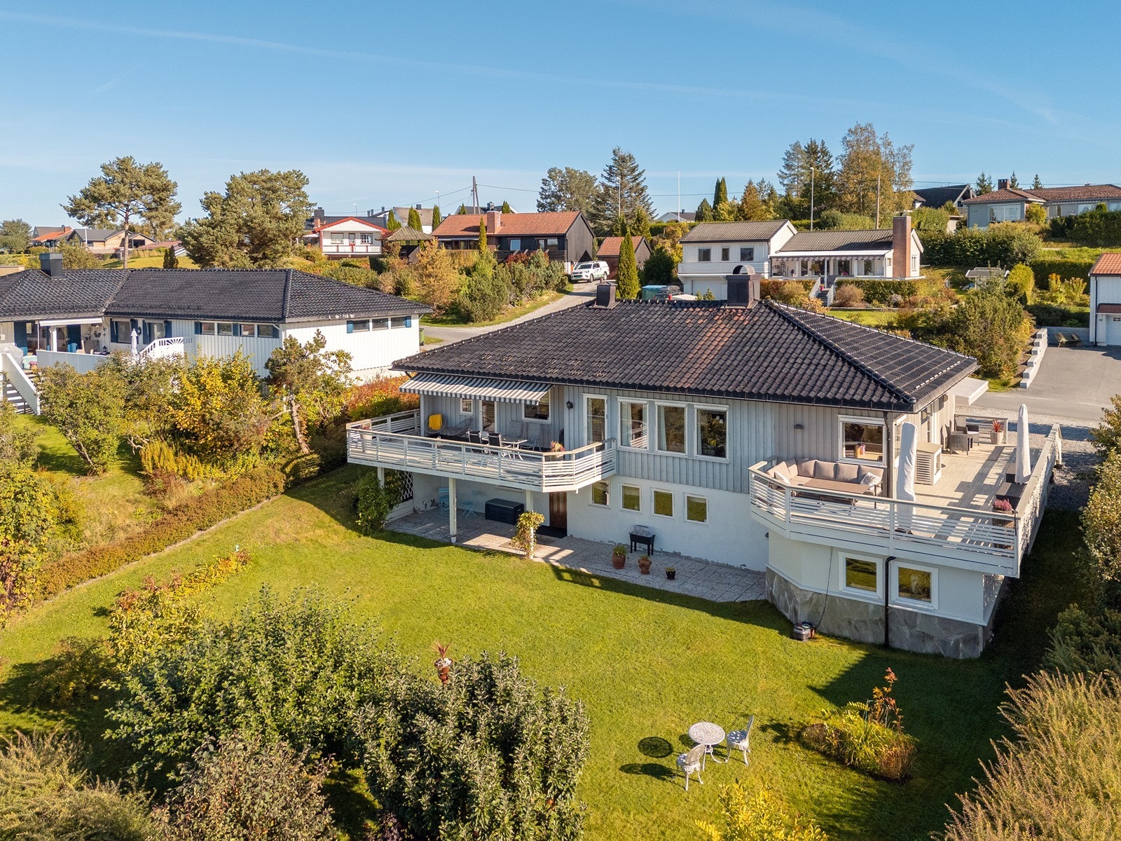 Tomten er på 896 kvm og ligger vestvendt i skrånende terreng. Galleribilde