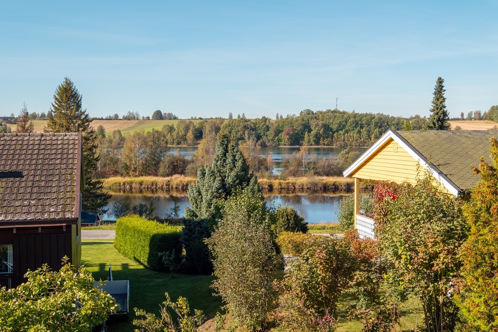 I nærområdet ligger et bryggeområde med lekeplass, akebakke, volleyballbane, frisbeegolf og park med treningsapparater. Og fra nabolaget går det opplyst tursti ned til Årnes. Galleribilde