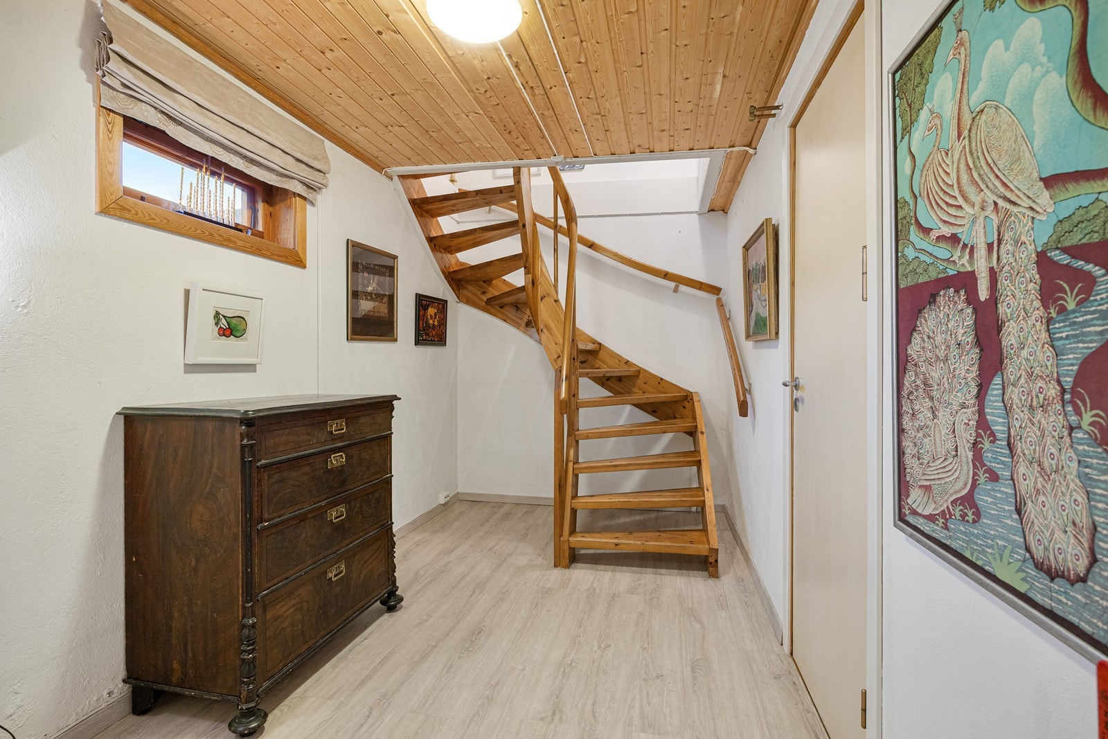 I underetasjen har hoveddelen trapperom, teknisk rom, vaskerom og bod. Galleribilde