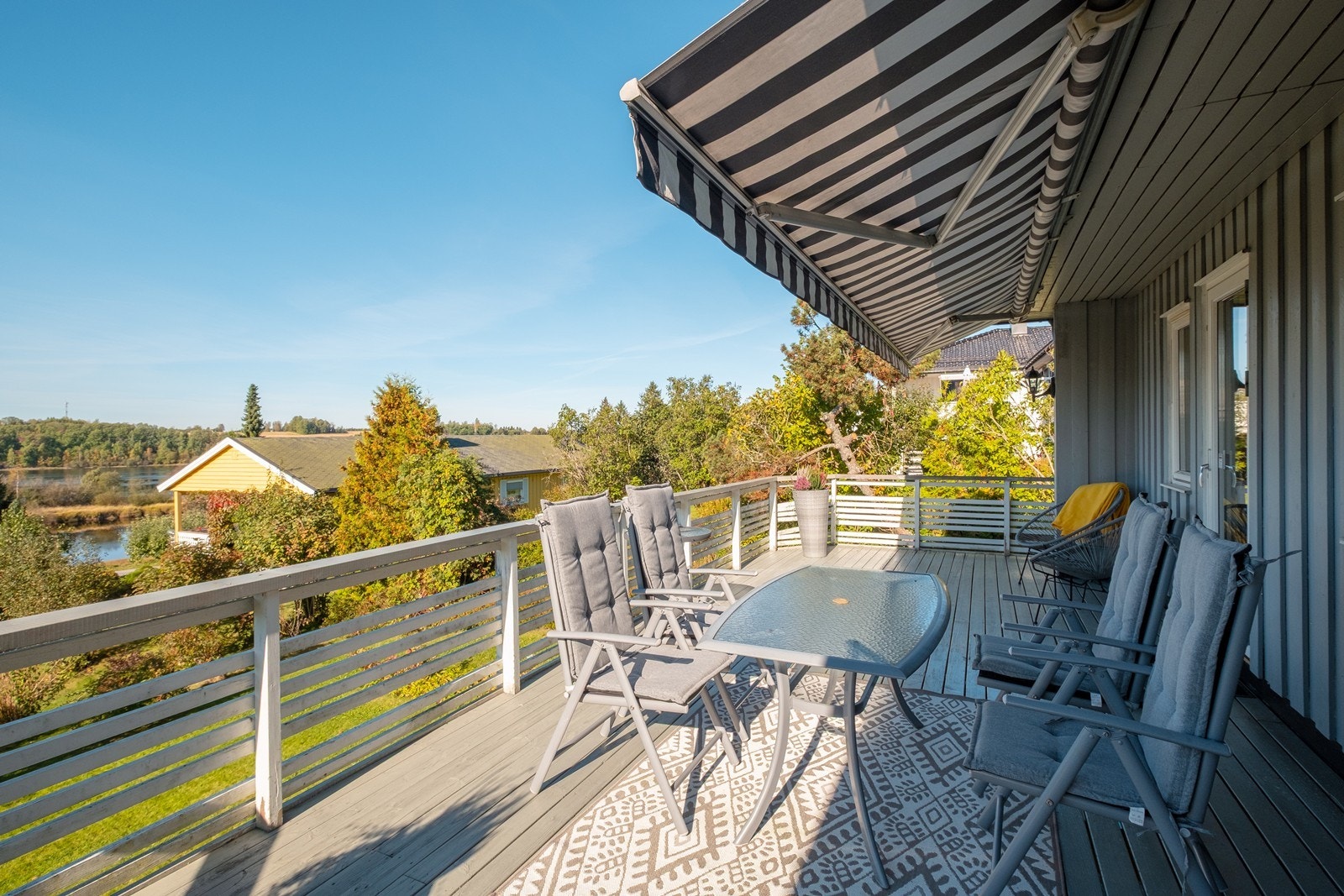 Det er montert både utebelysning og markiser. Galleribilde