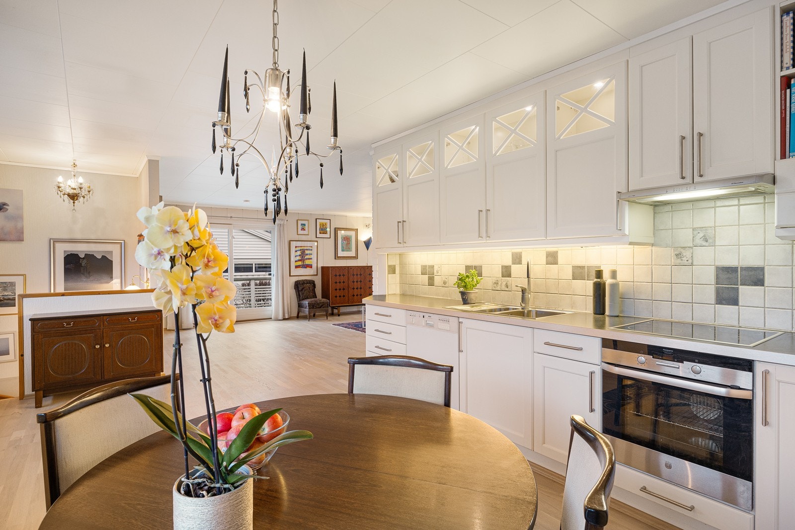 Den takhøye innredningen har profilerte fronter og laminatbenkeplate med nedfelt kum i stål. Galleribilde