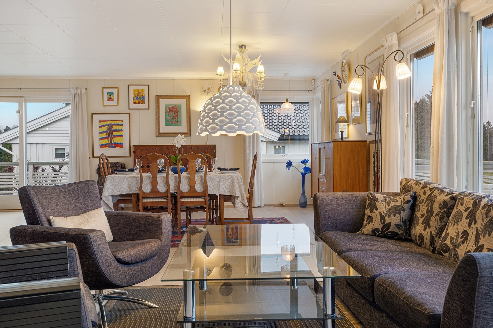 Fra stuen er det utgang til to uteplasser - en nordvestvendt, dels overbygd veranda og en stor, sydvestvendt veranda. Galleribilde