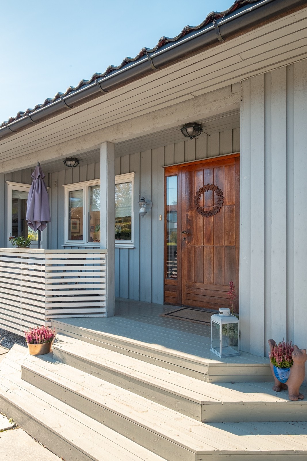 Eneboligens hoveddel har et pent, overbygd inngangsparti med en lun velkomstterrasse. Galleribilde