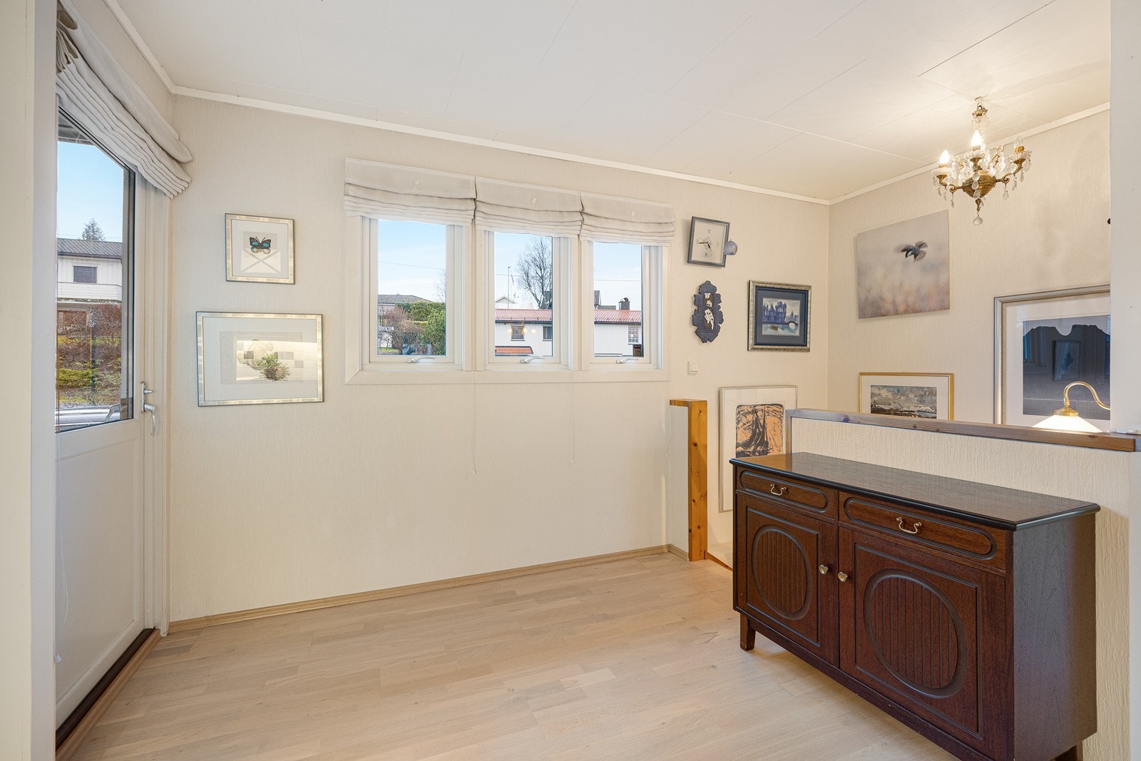 Fra stuesonen er det trapp ned til underetasjen. Galleribilde