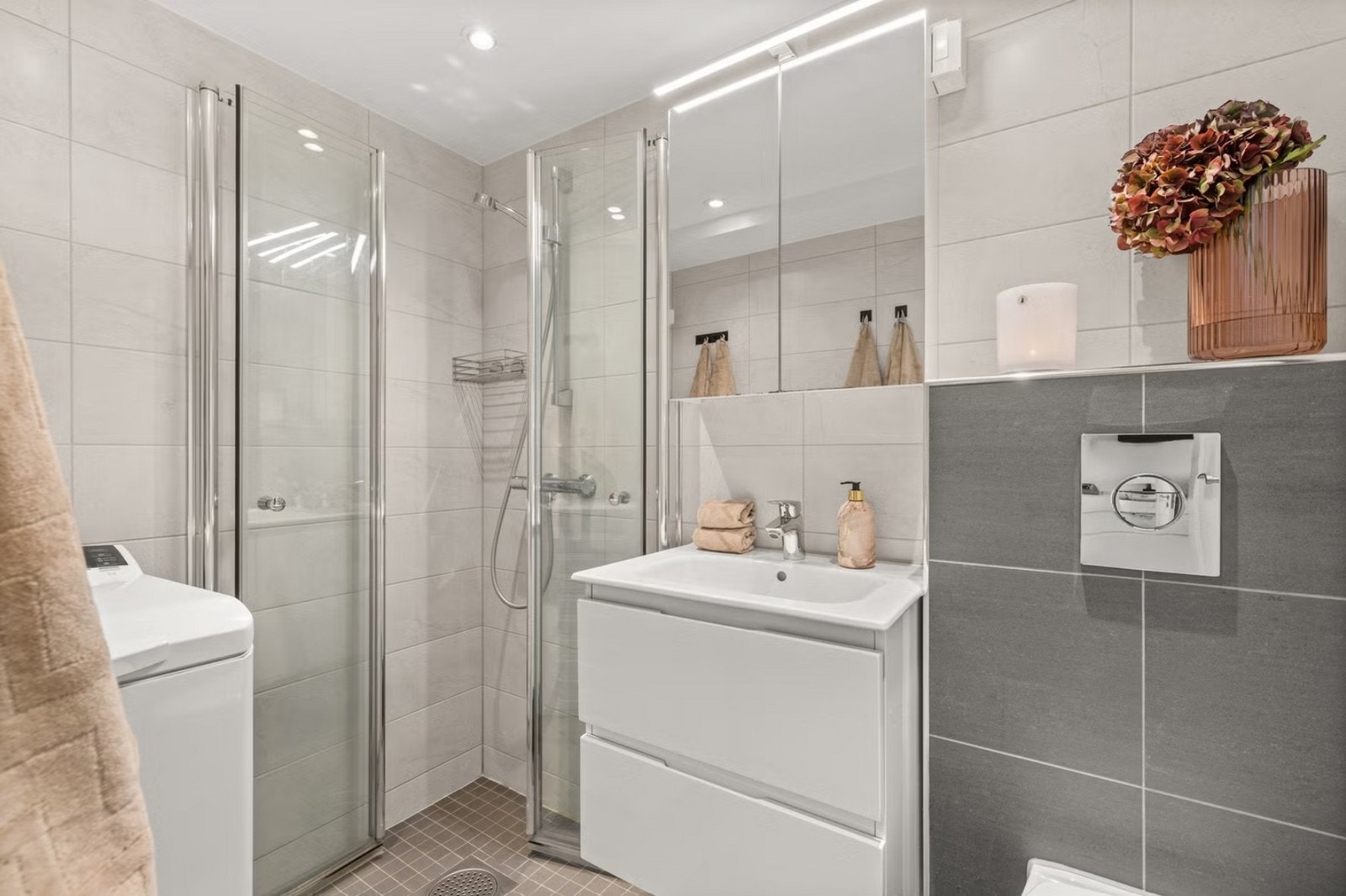 Her er det varme i gulvet, innfellbare dusjdører og vaskemaskin Galleribilde