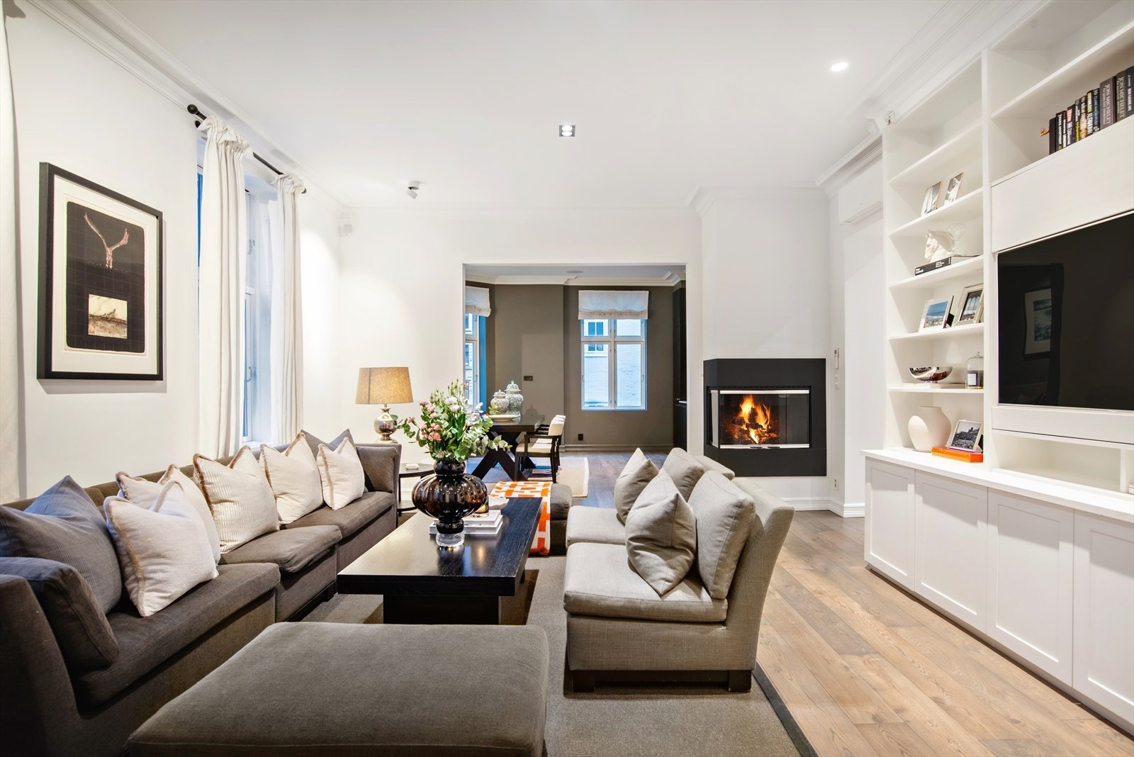 I stuen er det installert en stilfull peis levert av Peisselskabet Galleribilde