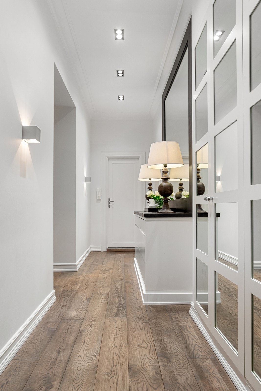 Stor og flott gang med rikelig med oppbevaringsplass. Galleribilde