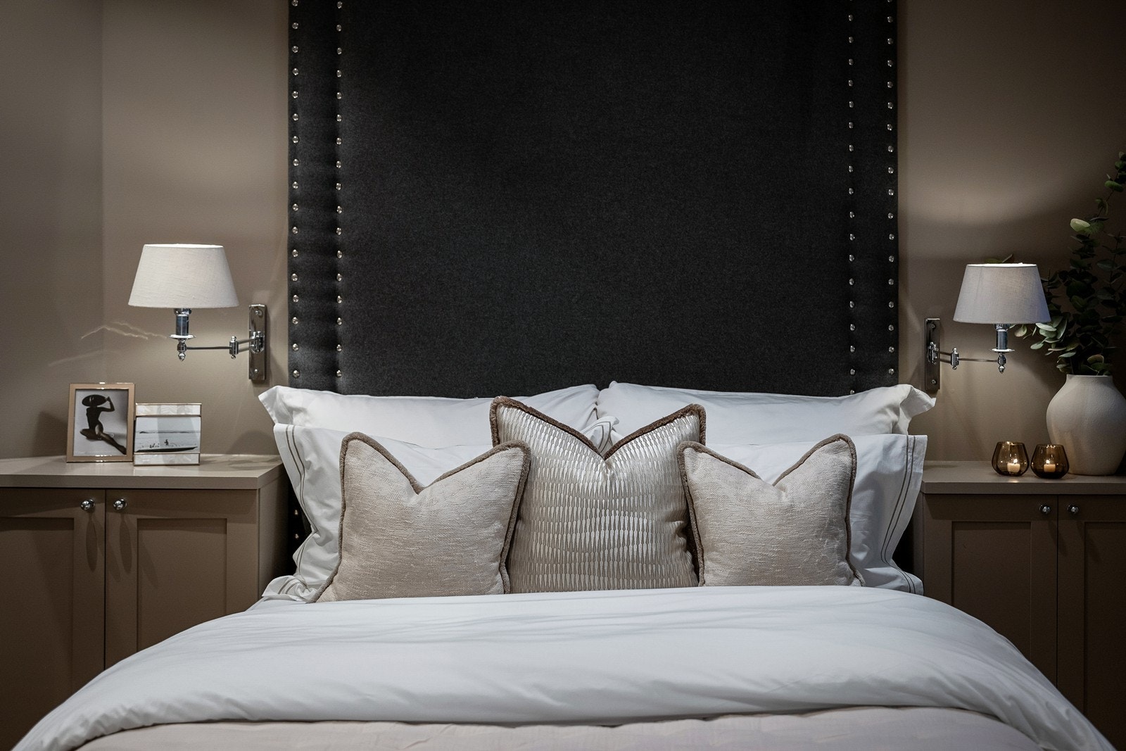 På soverommet har du flere eksklusive kvaliteter som flere plassbygget skap, samt integrerte nattbord og sengegavel. Galleribilde