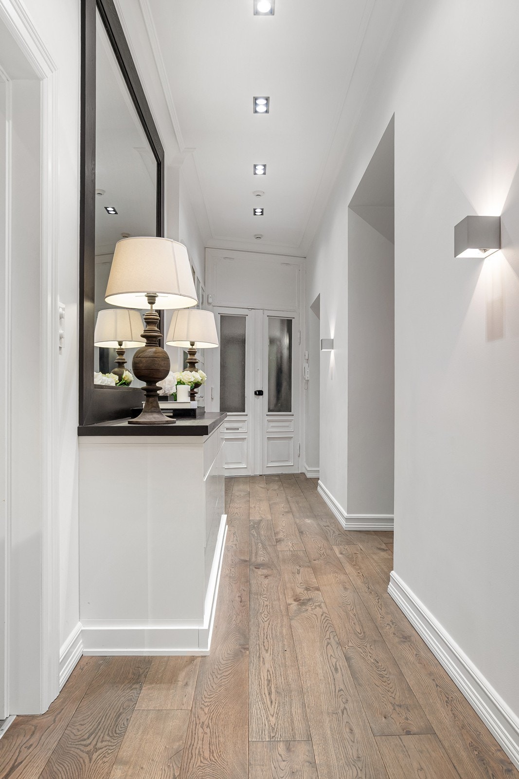 Meget godt med lagring i plassbygget løsninger som kommode med tilhørende speil og garderobeskap. Galleribilde