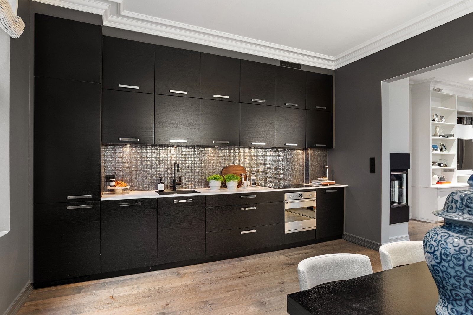 Stilrent og moderne kjøkken som har gjennomgått flere oppgraderinger i 2021 som ny Miele indusksjonstopp og ny Miele oppvaskmaskin er fra 2024 Galleribilde