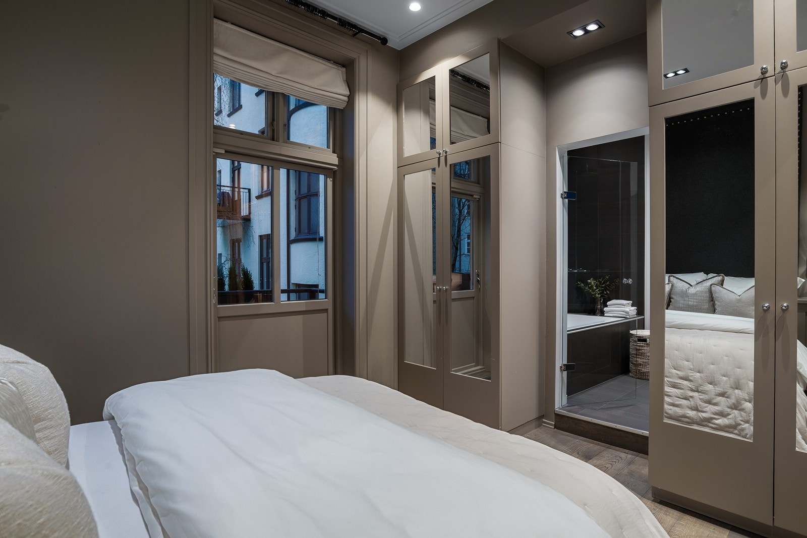 Soverommet har rikelig med skapplass i snekkertilpassede løsninger med speilfronter Galleribilde