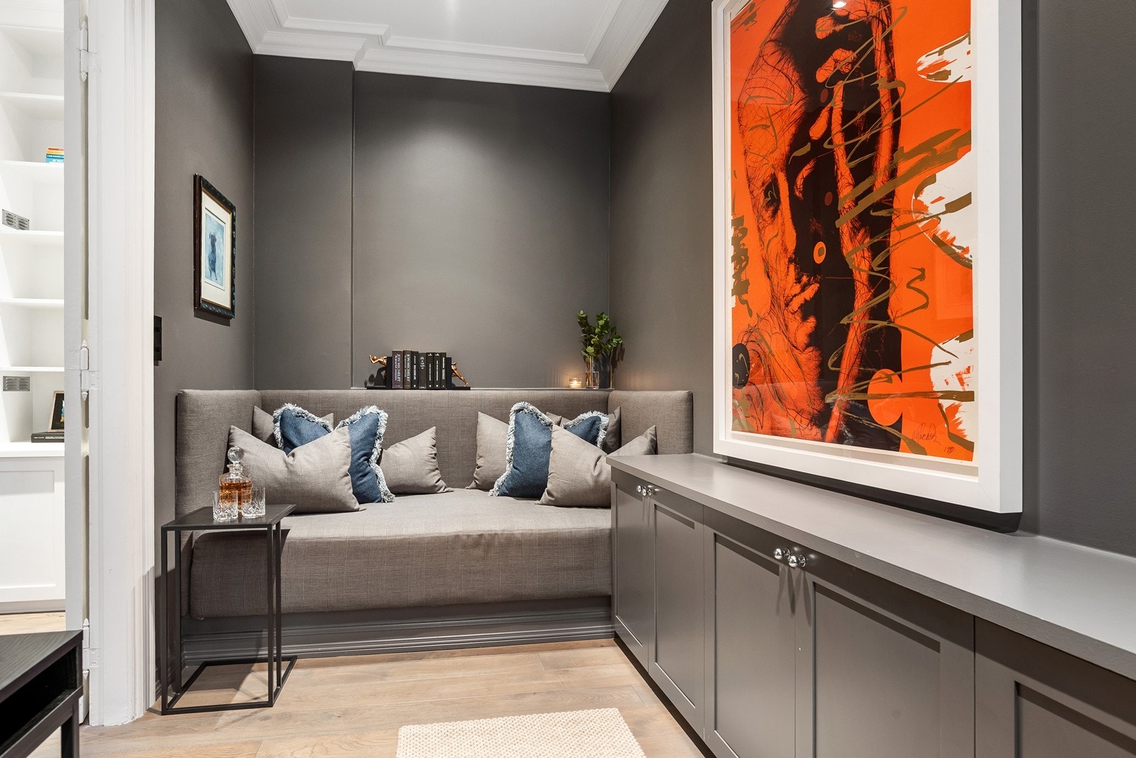 Soverom 2 er p.t innredet med en plassbygget daybed på ca 200cm x 120cm. Galleribilde