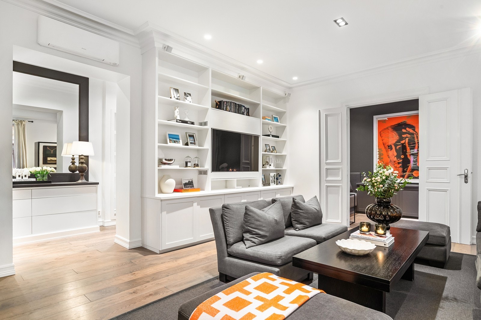 Perfekt for deg som jakter en nøkkelklar leilighet med svært god planløsning, imponerende takhøyde og to baderom. Galleribilde