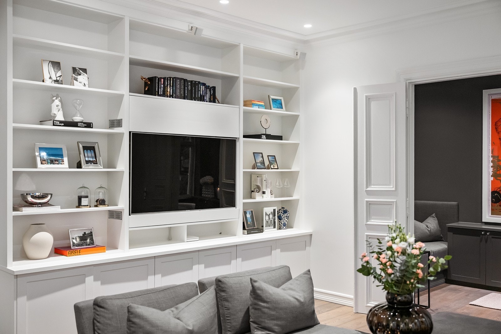 På innsiden av stuen er det etablert et ekstra soverom / kontor Galleribilde