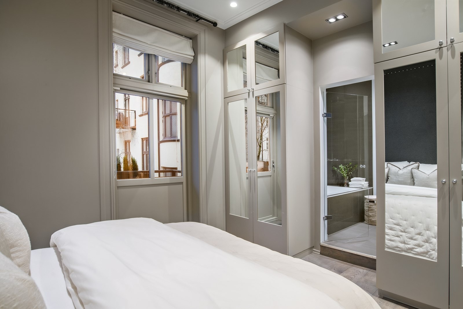 Vegger og himlinger i leiligheten ble malt i 2024, inkludert badene. Galleribilde