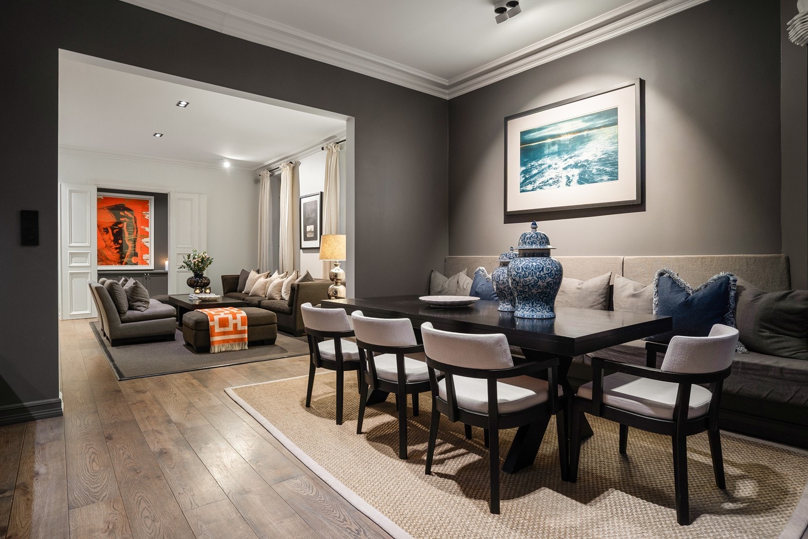 Vegger og himlinger i leiligheten ble malt i 2024, inkludert badene. Galleribilde