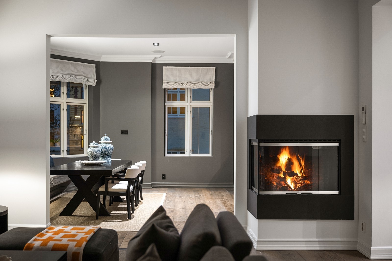 Delvis åpen løsning mellom stue og kjøkken gir godt med naturlig belysning fra alle kanter Galleribilde