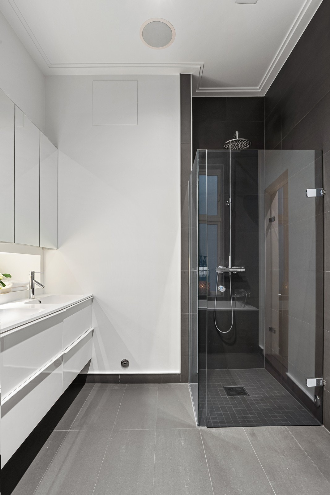 Badene byr på flere gode kvaliteter som dobbelvask, separat dusj og badekar. Galleribilde