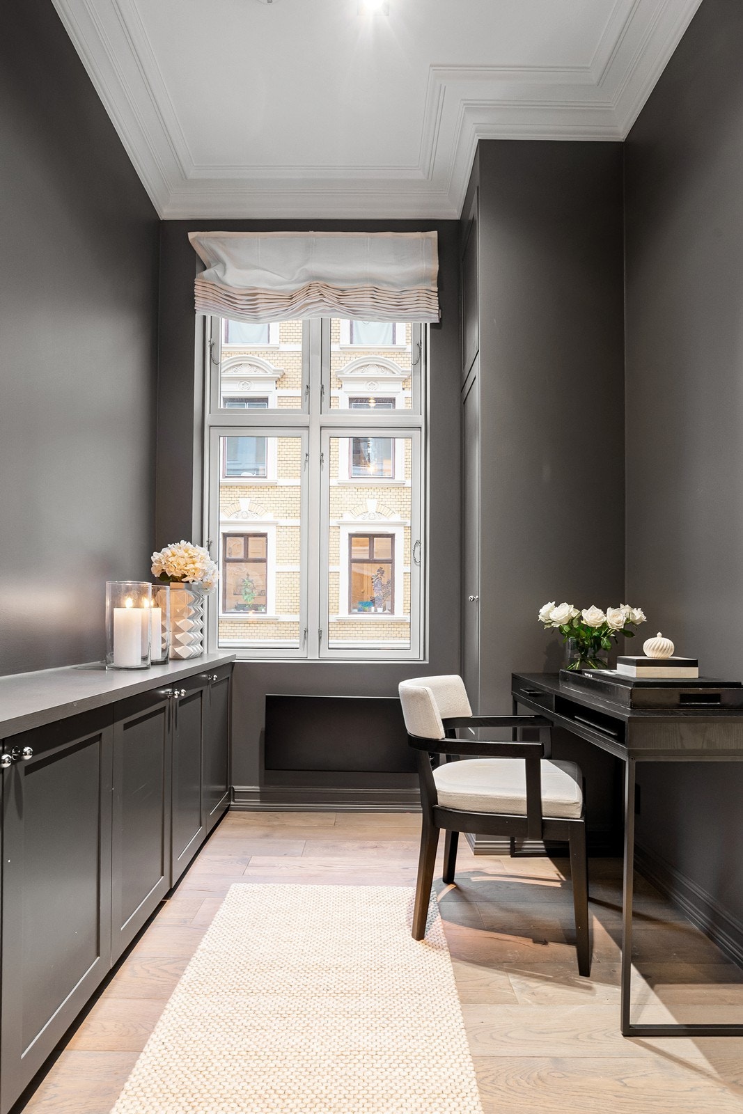 Soverom 2 med integrerte skap og det er i tillegg plass til hjemmekontorløsning/eventuelt barneseng. Galleribilde