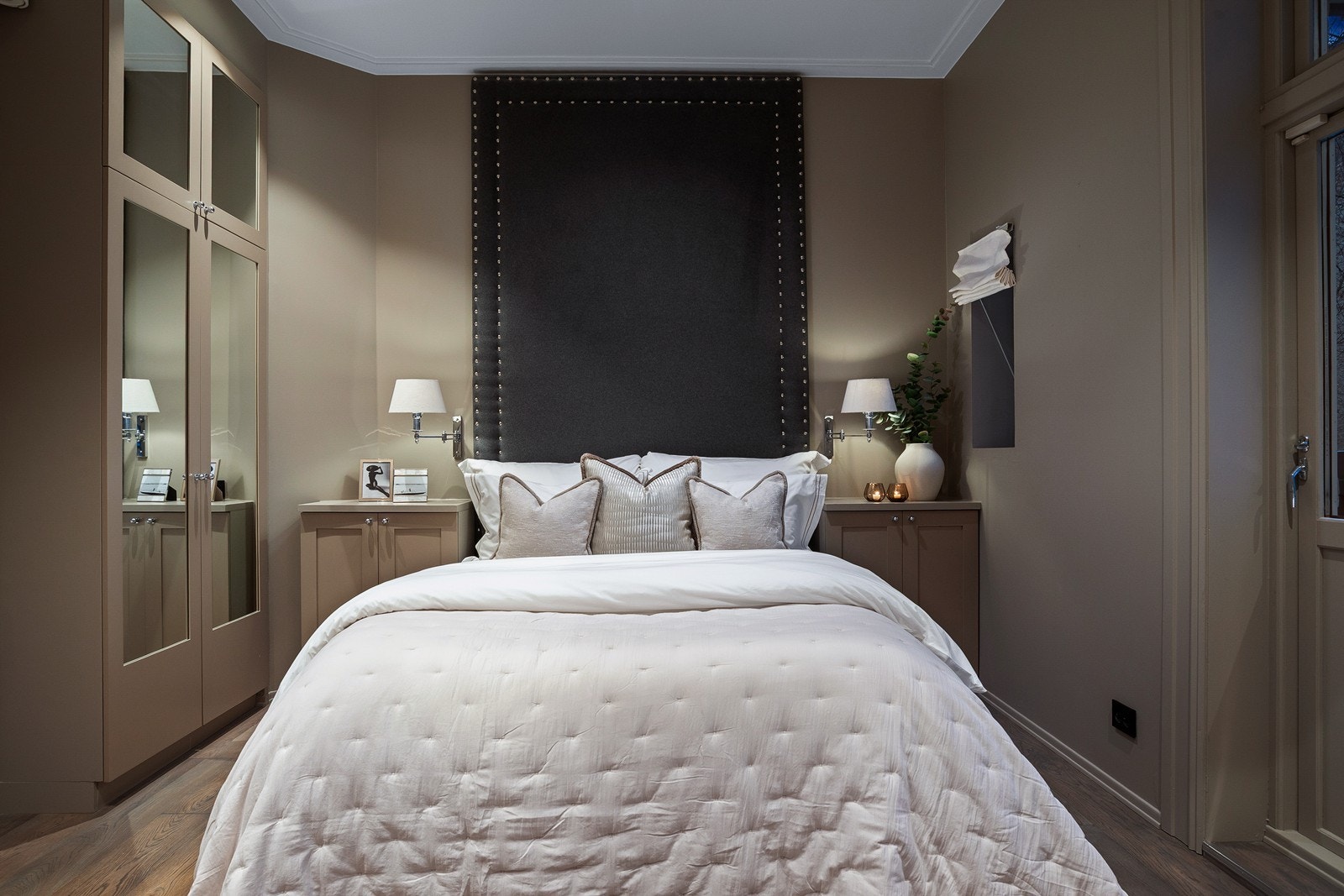 Hovedsoverommet er av god størrelse med god plass til en dobbeltseng med tilhørende soveromsmøblement. Galleribilde