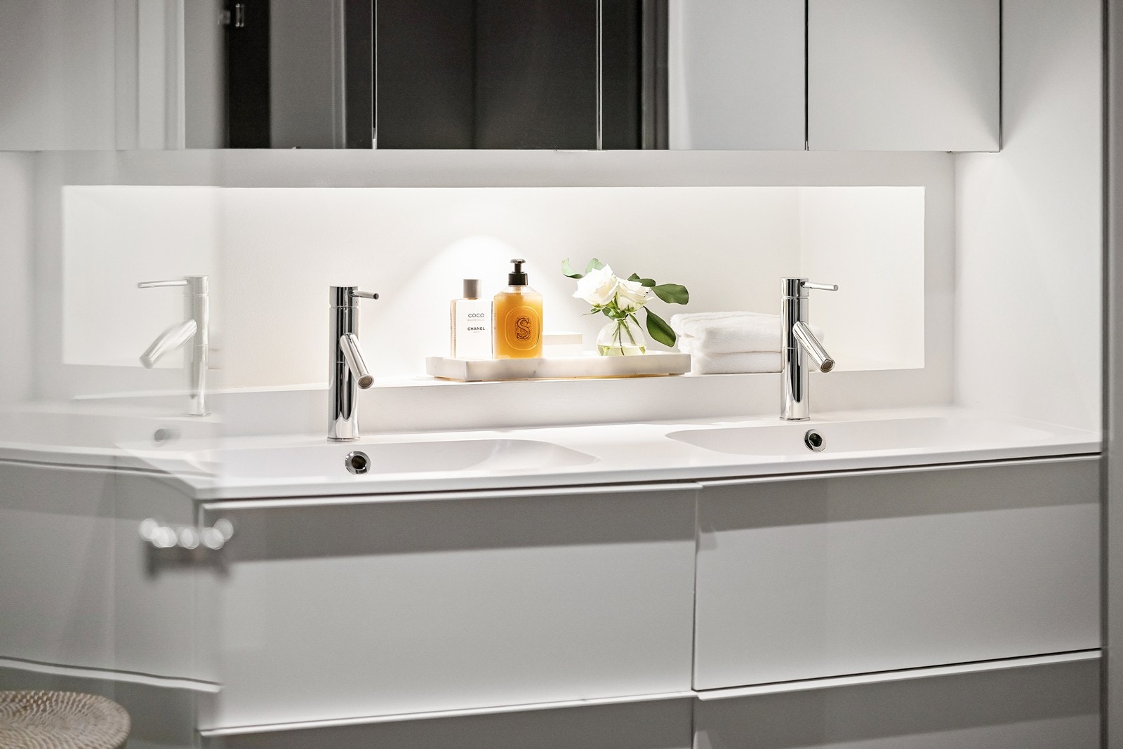 Ekstra lagring i nisje bak blandebatteri - Gjennomtenkte og smarte løsninger! Galleribilde