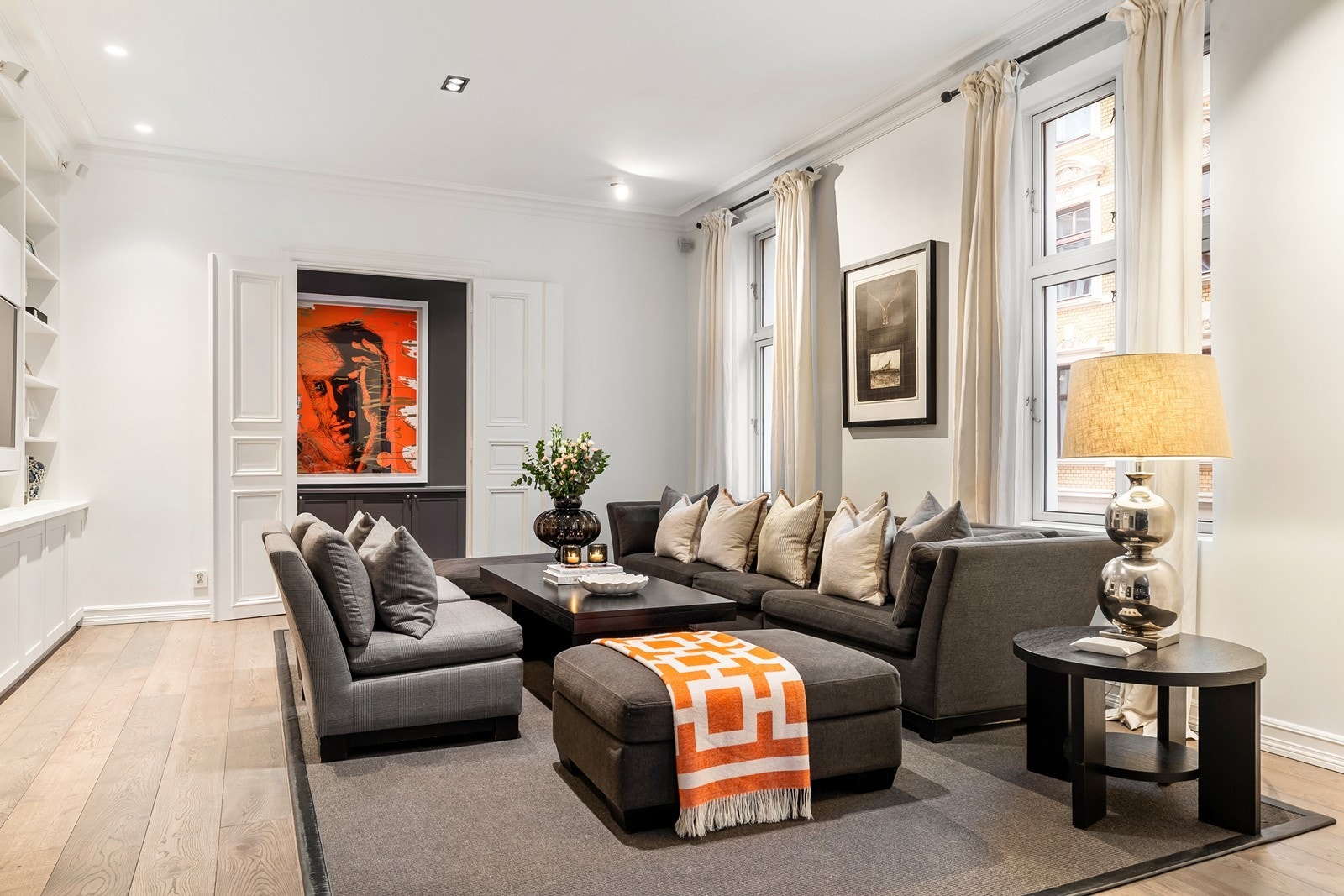 Stuen er lys og romslig med god plass til sofa og stuebord Galleribilde