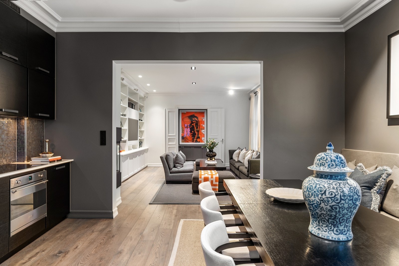 Klassisk følelse med rom på rom, imponerende takhøyde og store vinduer Galleribilde