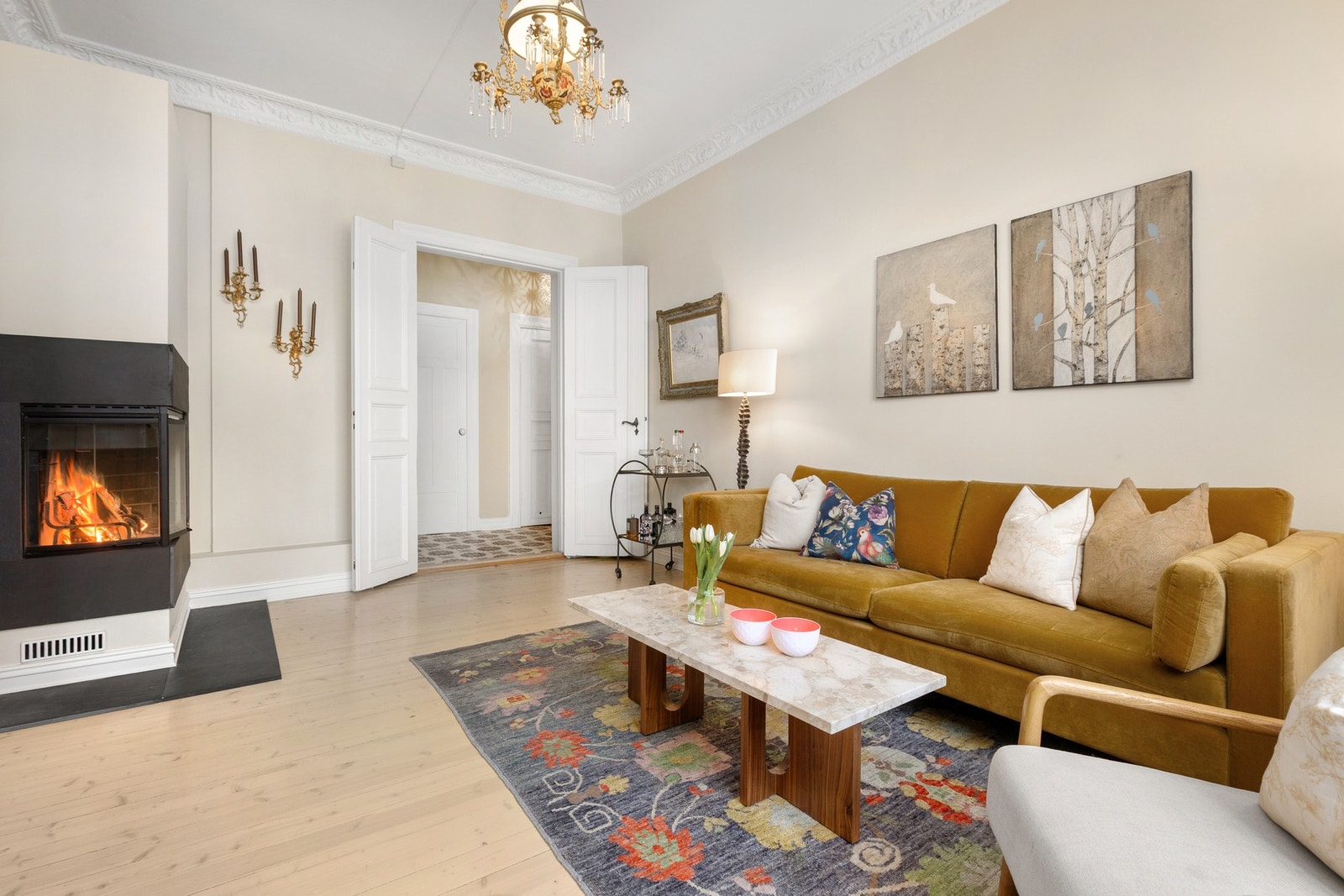 Hyggelig stue med peis Galleribilde