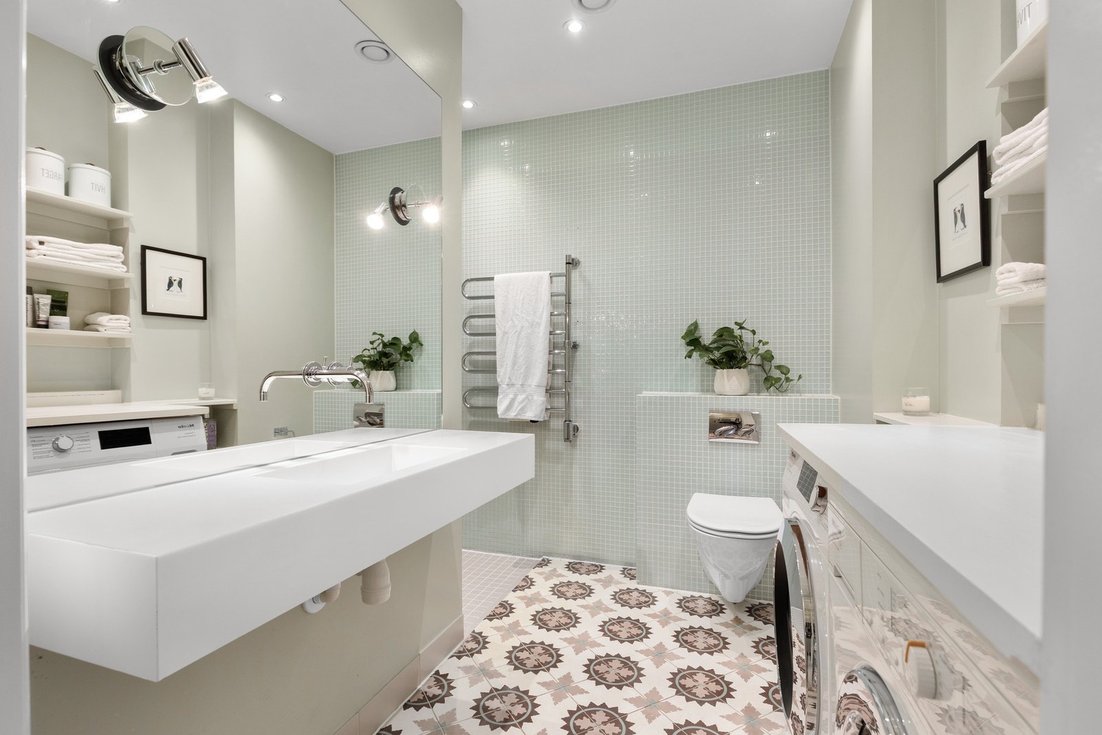 Historiske fliser på hovedbad. Opplegg for vaskemaskin og tørketrommel Galleribilde