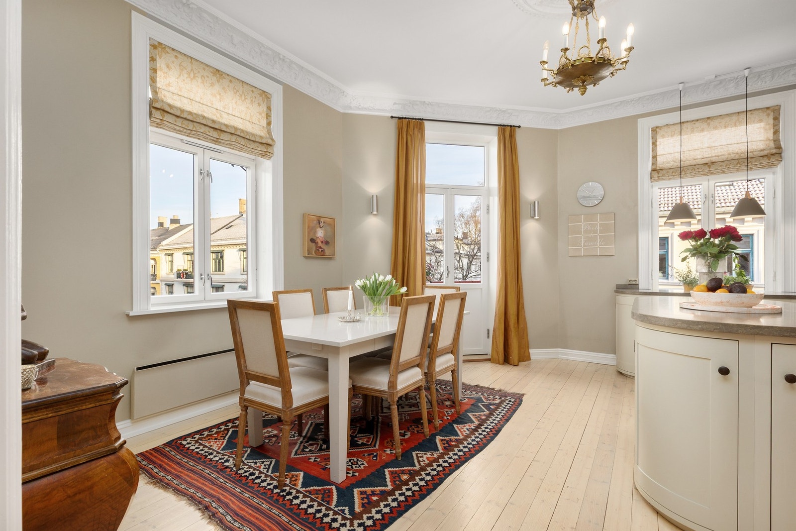 Naturlig lys og utsyn fra flere vinkler gjør det ekstra hyggelig Galleribilde