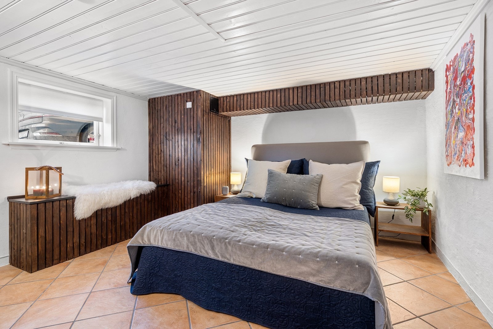 Romslig soverom med rikelig av plass for dobbeltseng, nattbord og gode garderobeløsninger. Varmekabler i gulv. Galleribilde