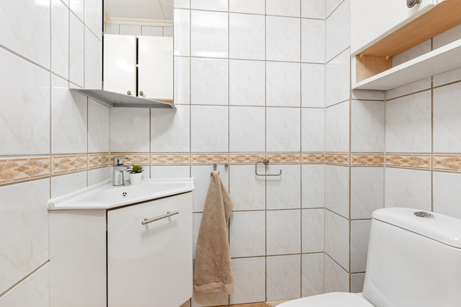 I tilknytning til entré/gang er det etablert et praktisk og enkelt wc-rom. Galleribilde