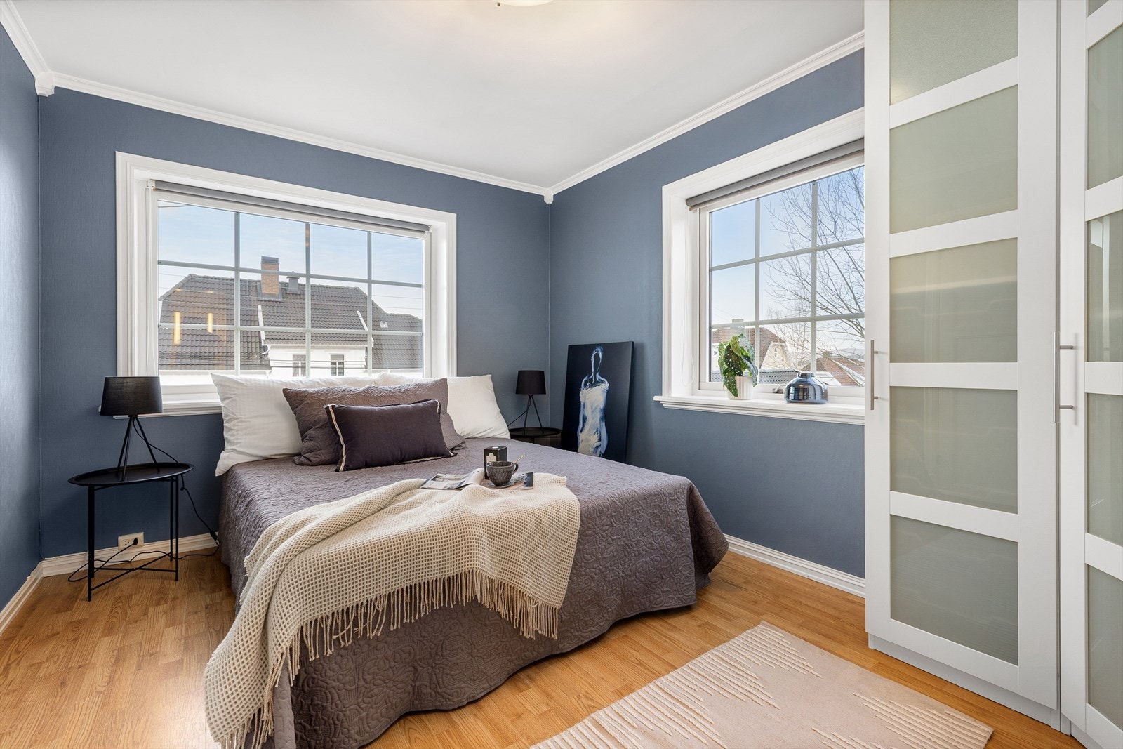 Det er to soverom i leilighetens første etasje. Galleribilde