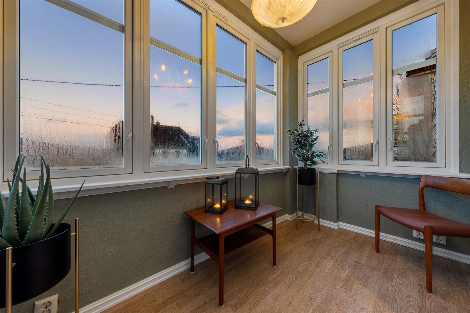 Koselig vinterhage med plass for møblement. Her kan en virkelig finne roen i hektiske hverdager. Galleribilde